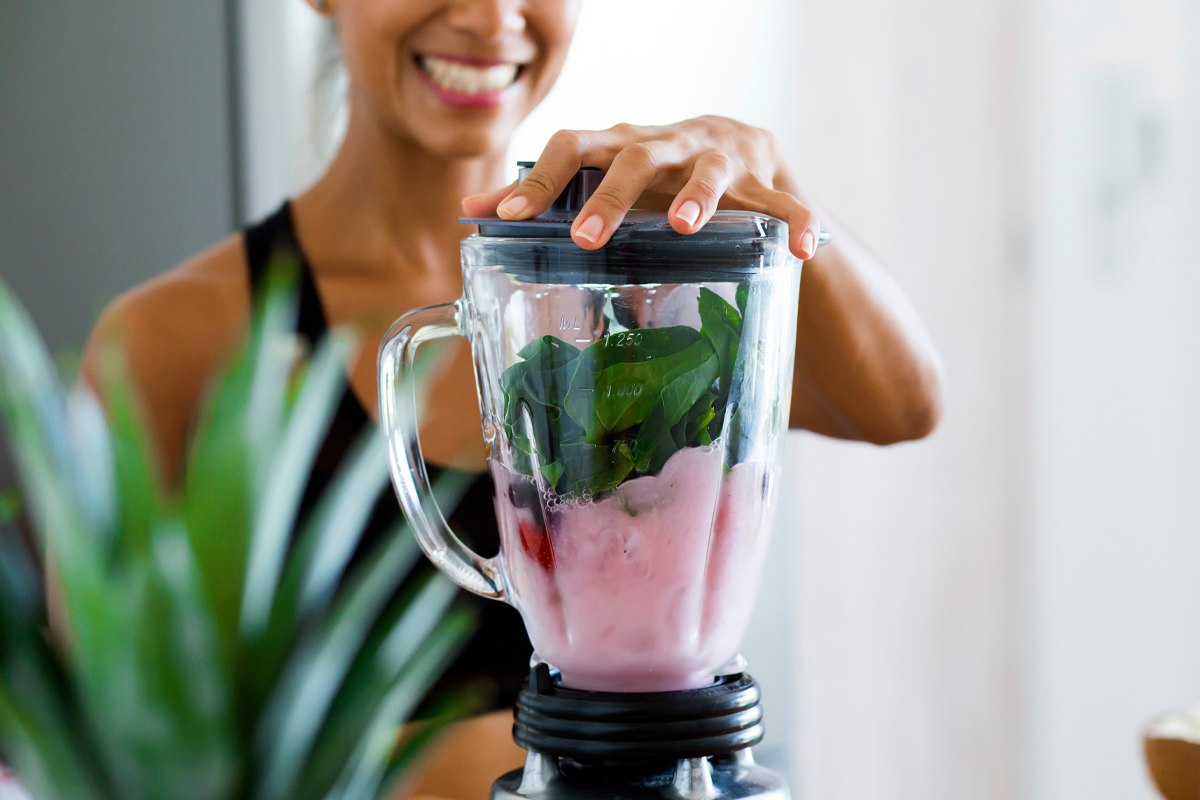 high fiber smoothie for weight loss with spinach and berries